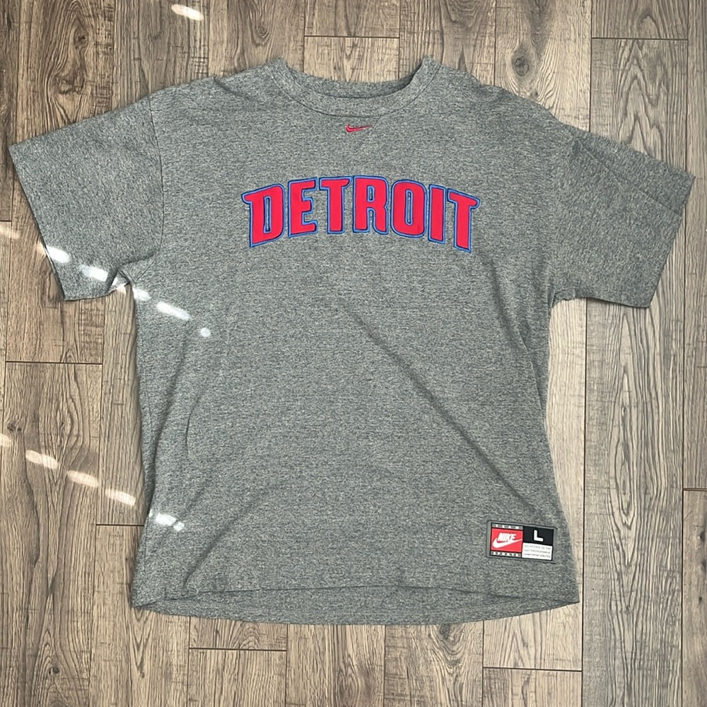 Vintage Nike NBA Detroit Pistons Tshirt